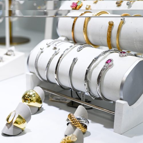 Imagen de joyas expuestas en la joyería Ana Aroca